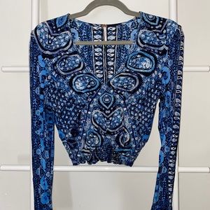 FREE PEOPLE - blue patterned cropped long sleeve